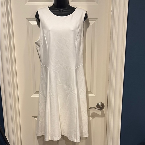 Elegant White Sleeveless Dress - Picture 1 of 5